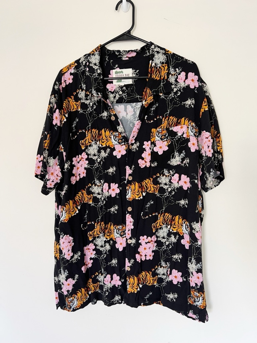 Rare Kahuna Bay Black Tiger Floral Button Down Shirt Hawaii Coastal Beach
